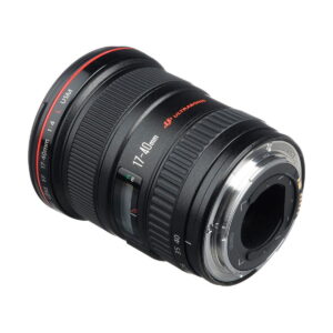 Canon EF 17-40mm f/4 L USM -objektiivi on kuvattu valkoisella taustalla, ja se on taivutettu korostamaan objektiivin lasia, zoomausmerkintöjä ja metallista kiinnitysrengasta.