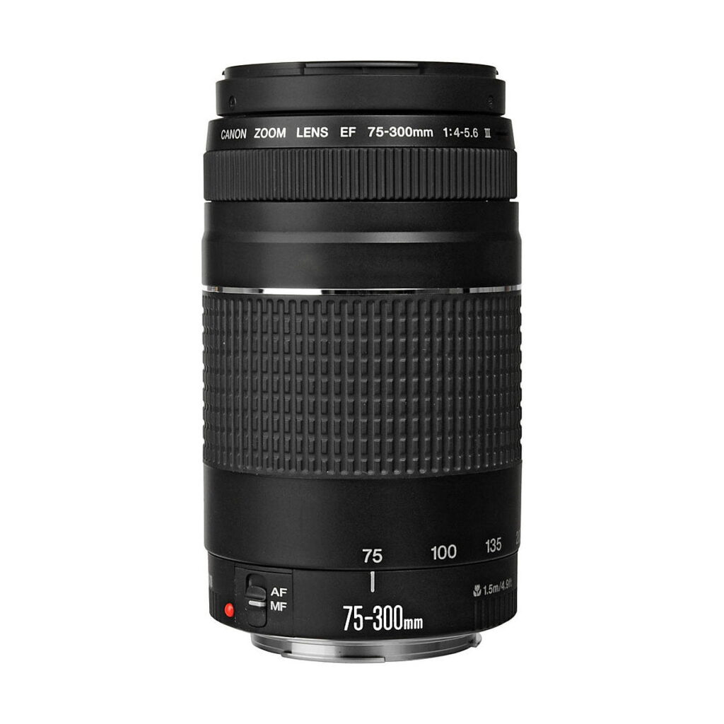 Canon_EF_75-300mm_f_4-5_6_III_002 Musta Canon EF 75-300mm f/4-5.6 III -objektiivi on pystyssä, ja siinä on kuvioitu kahva, zoomausalueen merkinnät ja automaattitarkennuksen/manuaalitarkennuksen kytkin.