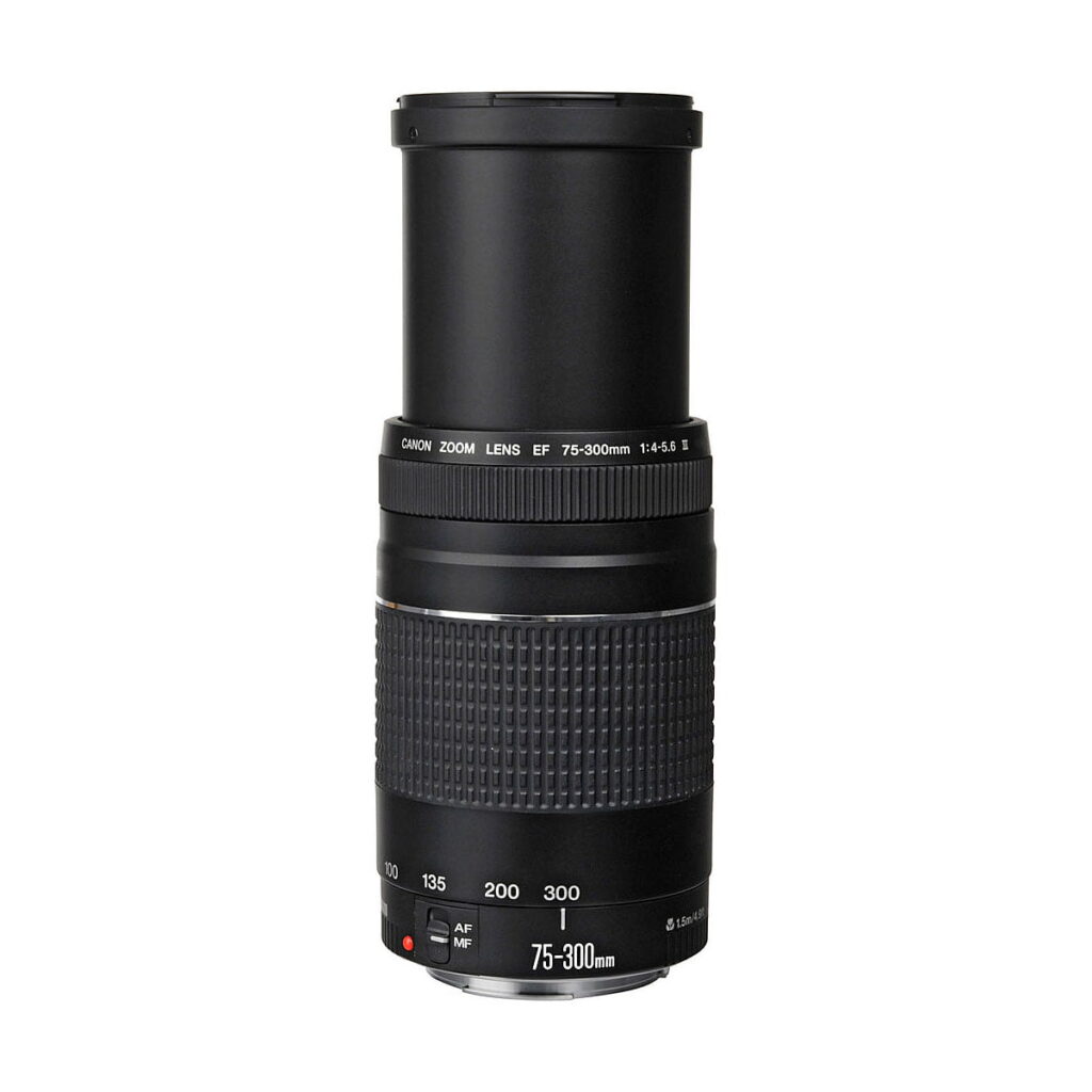 Canon_EF_75-300mm_f_4-5_6_III_003 Musta Canon EF 75-300mm f/4-5.6 III -zoom-objektiivi, jonka tynnyri on ulosvedetty, valkoista taustaa vasten.