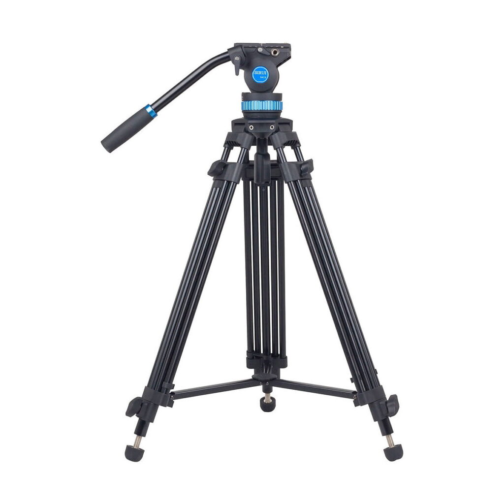 Sirui_SH-15_Video_Tripod_001 Sirui SH-15 -videostatiivissa, jossa on mustat ja siniset korostukset, on säädettävät jalat ja kahva tasaista panorointia varten, ja se näkyy valkoisella pohjalla.