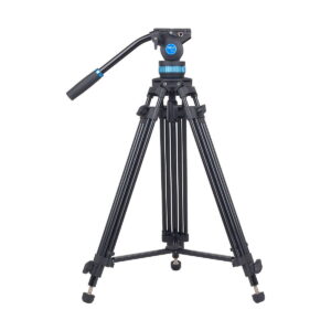 Sirui_SH-15_Video_Tripod_001 Sirui SH-15 -videostatiivissa, jossa on mustat ja siniset korostukset, on säädettävät jalat ja kahva tasaista panorointia varten, ja se näkyy valkoisella pohjalla.
