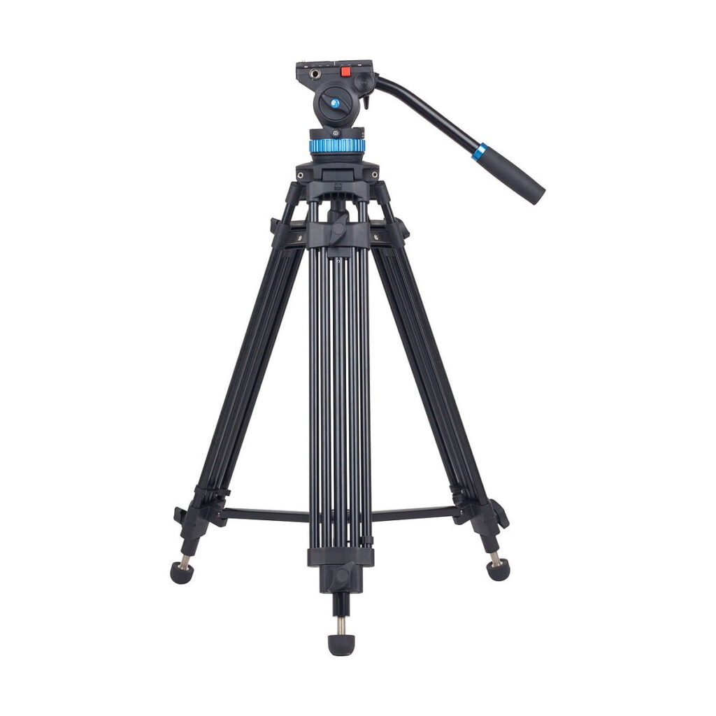 Sirui_SH-15_Video_Tripod_002 Mustassa Sirui SH-15 -videostatiivissa on säädettävät jalat, keskimmäinen levitin ja juokseva, pitkällä kädensijalla varustettu panorointi- ja kallistuspää, joka on esillä valkoista taustaa vasten.
