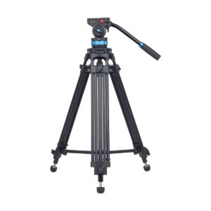 Sirui_SH-15_Video_Tripod_002 Mustassa Sirui SH-15 -videostatiivissa on säädettävät jalat, keskimmäinen levitin ja juokseva, pitkällä kädensijalla varustettu panorointi- ja kallistuspää, joka on esillä valkoista taustaa vasten.