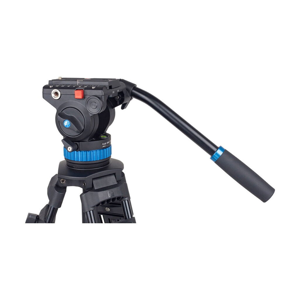 Sirui_SH-15_Video_Tripod_005 Lähikuva Sirui SH-15 -videostatiivipäästä, jossa on musta viimeistely, pitkä kahva, sininen säätörengas ja useita säätönuppeja, asennettuna jalustaan.