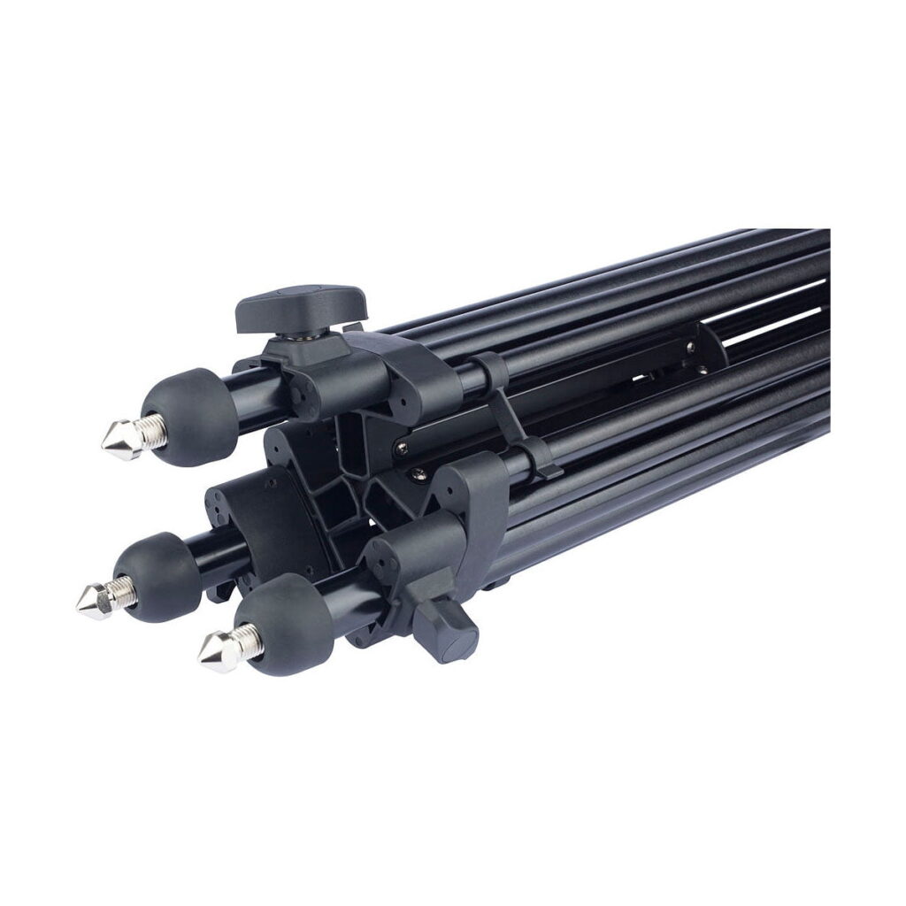 Sirui_SH-15_Video_Tripod_007 Lähikuva Sirui SH-15 -videostatiivin taitetuista jaloista ja piikkijaloista, lukitusmekanismeista ja säätönupista valkoista taustaa vasten.