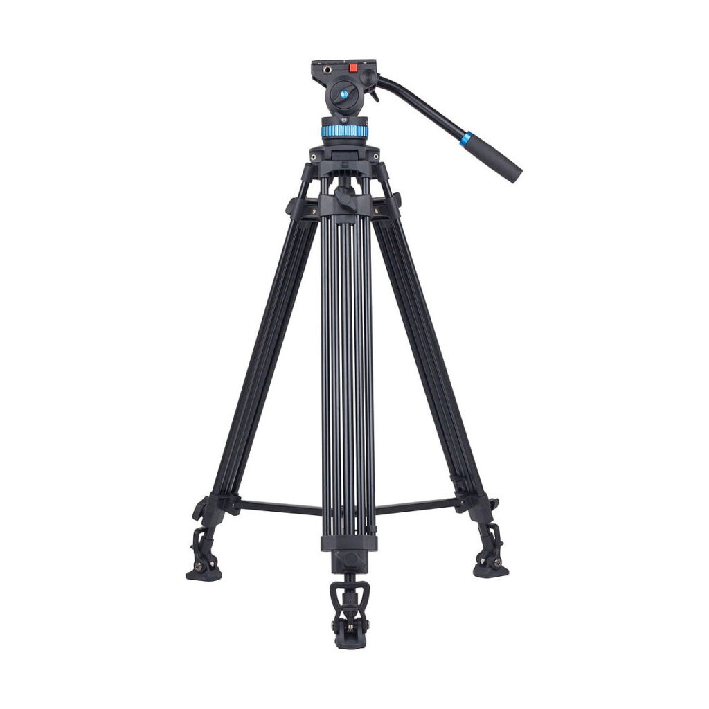 Sirui_SH-25_Video_Tripod_002 Sirui SH-25 -videostatiivi, musta ammattilaismalli, jossa on säädettävät jalat, nestepää ja pitkä panorointikahva, on kuvassa valkoisella taustalla.