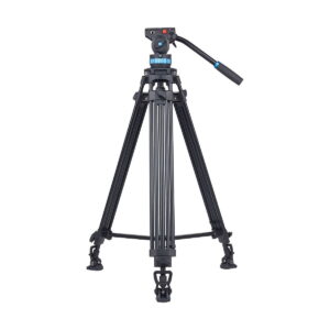 Sirui_SH-25_Video_Tripod_002 Sirui SH-25 -videostatiivi, musta ammattilaismalli, jossa on säädettävät jalat, nestepää ja pitkä panorointikahva, on kuvassa valkoisella taustalla.