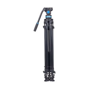 Sirui_SH-25_Video_Tripod_003 Sirui SH-25 -videostatiivissa on kolme tukevaa mustaa jalkaa, sininen säätönuppi ja kahva sekä nestepää.