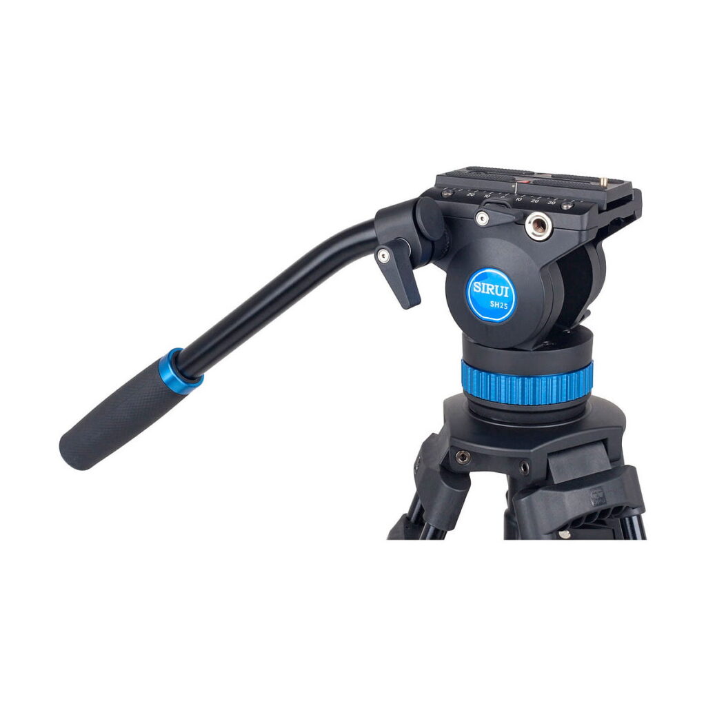Sirui_SH-25_Video_Tripod_004 Lähikuva Sirui SH-25 Video Tripodi -videokamerasta, jossa on nestepää, pitkä kahva, siniset korostukset ja pikalukituslevy, kiinnitettynä jalustaan.
