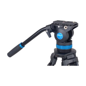 Sirui_SH-25_Video_Tripod_004 Lähikuva Sirui SH-25 Video Tripodi -videokamerasta, jossa on nestepää, pitkä kahva, siniset korostukset ja pikalukituslevy, kiinnitettynä jalustaan.