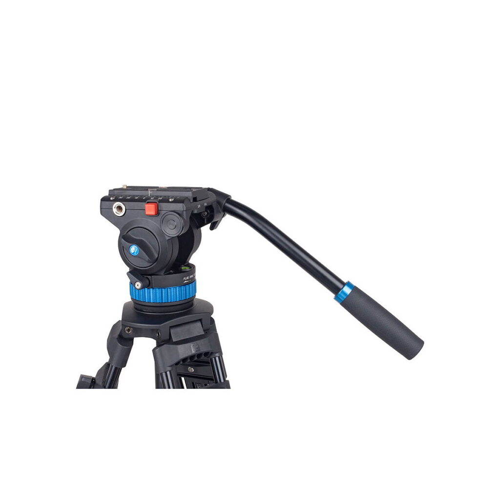Sirui_SH-25_Video_Tripod_005 Sirui SH-25 Video Tripodi on musta kamerastatiivi, jossa on siniset korostukset, säädettävä panoraamakahva ja nestemäinen pää sulavaa liikettä varten, kuvassa eristettynä valkoisella pohjalla.