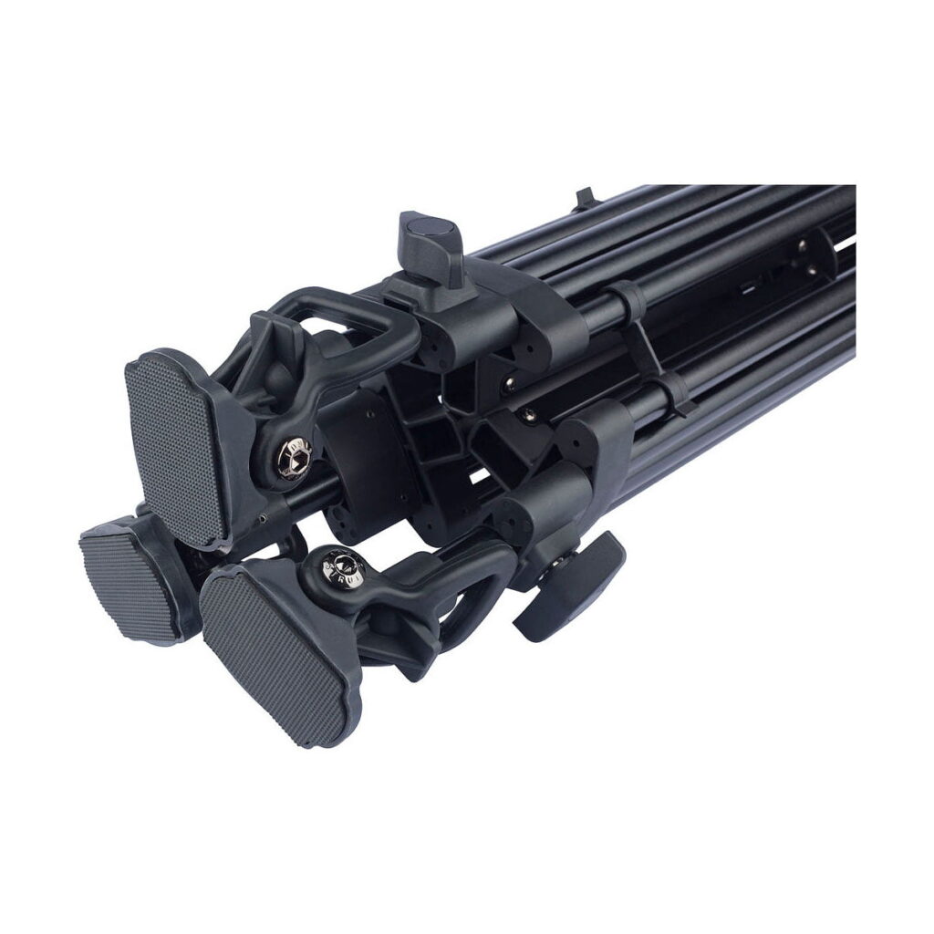 Sirui_SH-25_Video_Tripod_007 Sirui SH-25 -videostatiivin taitettujen jalkojen ja salpojen lähikuva, jossa korostuvat sen lukitusmekanismit ja kumiset jalkatyynyt valkoista taustaa vasten.