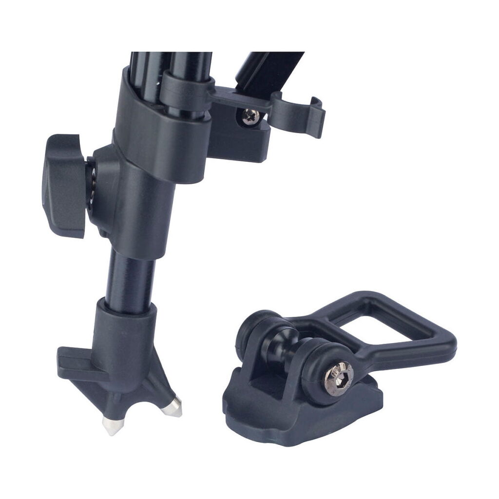 Sirui_SH-25_Video_Tripod_009 Lähikuva Sirui SH-25 Video Tripodin mustasta jalasta, jossa on säädettävä kiinnitin ja erillinen kiinnityslaite, jotka molemmat on suunniteltu kameran tai laitteen kiinnittämistä varten, valkoista taustaa vasten.