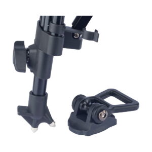 Sirui_SH-25_Video_Tripod_009 Lähikuva Sirui SH-25 Video Tripodin mustasta jalasta, jossa on säädettävä kiinnitin ja erillinen kiinnityslaite, jotka molemmat on suunniteltu kameran tai laitteen kiinnittämistä varten, valkoista taustaa vasten.