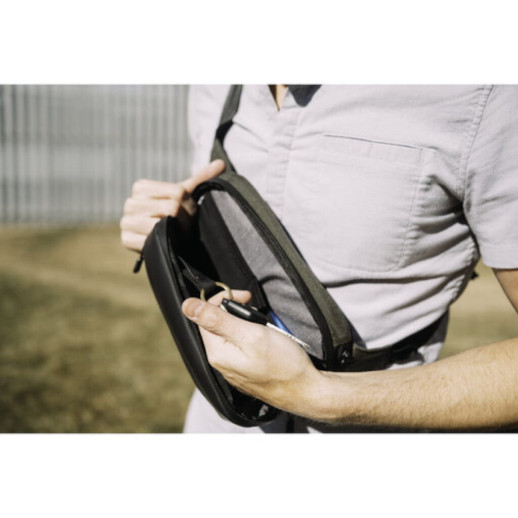 Gomatic Navigator Sling 1L Black Gomatic Navigator Sling 1L Black