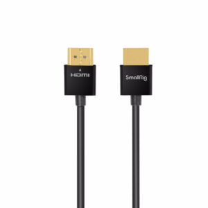 smallrig_ultra_slim_4k_hdmi_2957 Kaksi mustaa Ultra Slim 4K HDMI -kaapelia (55 cm); toisessa on merkintä HDMI ja toisessa SmallRig 2957, molemmissa on kullatut liittimet, ja ne näkyvät valkoisella pohjalla.