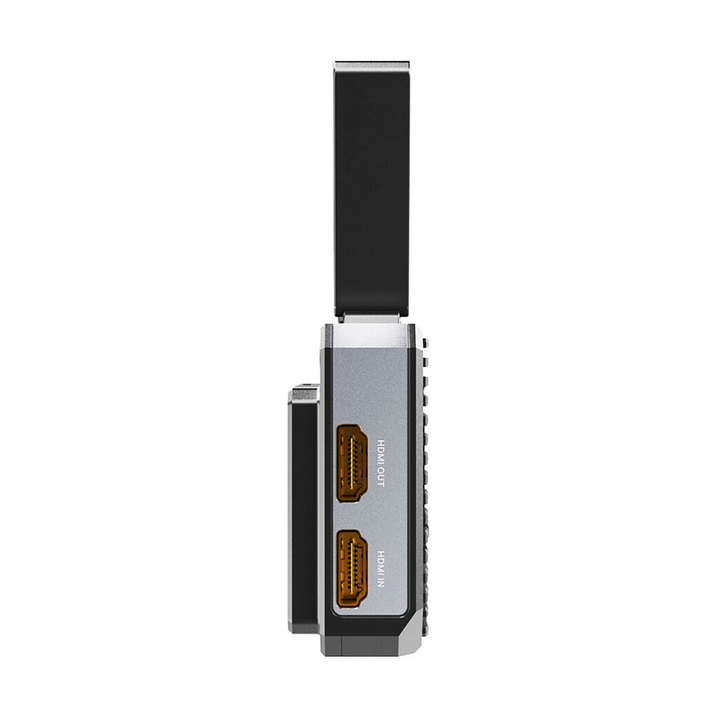 Accsoon_CineEye_2_004 Sivukuva Accsoon CineEye 2 5GHz WiFi Transmission HDMI -laitteesta, joka on kompakti laite, jossa on HDMI OUT- ja HDMI IN-portit sekä pystysuora antenni asennettuna päälle.