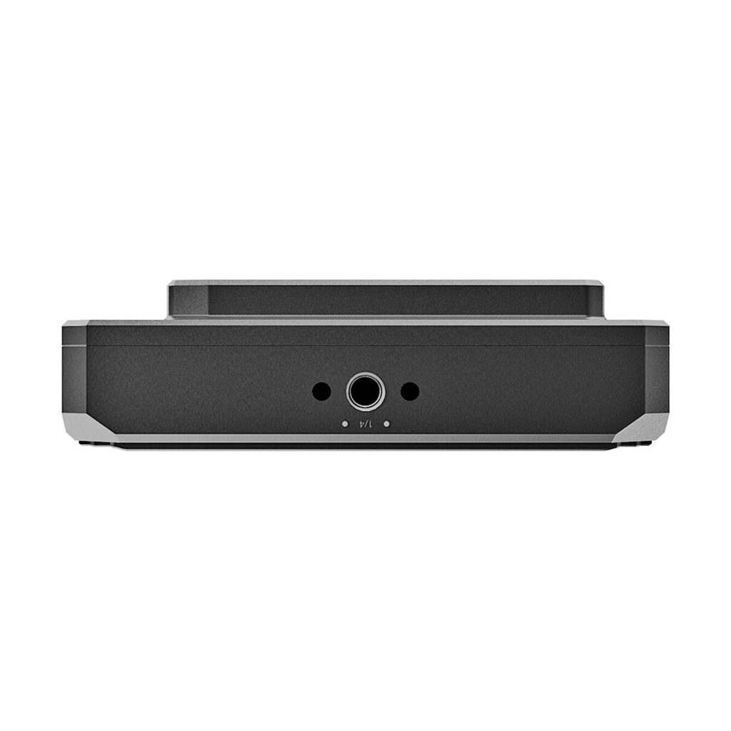 Accsoon_CineEye_2_006 Accsoon CineEye 2 5GHz WiFi Transmission HDMI -laitteen etukuva mustana, jossa on keskellä 3,5 mm:n ääniliitäntä, kaksi pientä vierekkäistä reikää ja minimalistinen suorakulmainen muotoilu, jossa on hieman kulmikkaat kulmat.