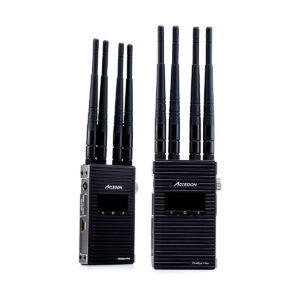 Accsoon_CineEye_2_Pro_001 Kaksi mustaa Accsoon CineEye 2 PRO 2.4 & 5GHz WiFi Transmitter HDMI -yksikköä, joissa kummassakin on neljä antennia, seisovat pystyssä valkoista taustaa vasten.