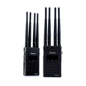 Accsoon_CineEye_2_Pro_002 Kaksi Accsoon CineEye 2 PRO -langatonta HDMI-lähetintä, joissa kummassakin on neljä antennia ja pienikokoinen näyttö, näytetään pystyssä valkoista taustaa vasten.