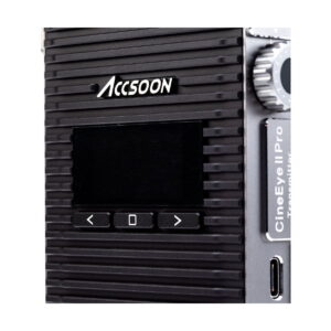 Accsoon_CineEye_2_Pro_003 Lähikuva Accsoon CineEye 2 PRO 2.4 & 5GHz WiFi Transmitter HDMI -lähettimestä, jossa on musta harjattu pinta, pieni näyttö, ohjauspainikkeet, hopeinen nuppi ja USB-C-portti oikealla puolella.