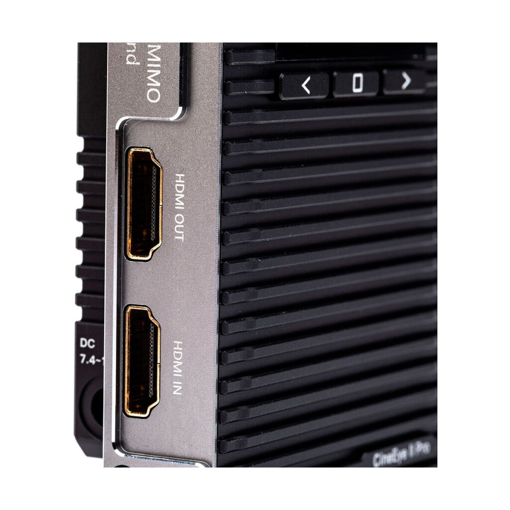 Accsoon_CineEye_2_Pro_004 Lähikuva Accsoon CineEye 2 PRO 2.4 & 5GHz WiFi Transmitter HDMI -lähettimestä, jossa näkyy kaksi HDMI-porttia, joissa on merkinnät OUT ja IN, musta uurrettu pinta ja painikkeet porttien yläpuolella.