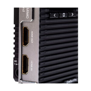Accsoon_CineEye_2_Pro_004 Lähikuva Accsoon CineEye 2 PRO 2.4 & 5GHz WiFi Transmitter HDMI -lähettimestä, jossa näkyy kaksi HDMI-porttia, joissa on merkinnät OUT ja IN, musta uurrettu pinta ja painikkeet porttien yläpuolella.