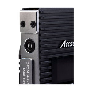 Accsoon_CineEye_2_Pro_006 Lähikuva mustasta Accsoon CineEye 2 PRO 2.4 & 5GHz WiFi Transmitter HDMI -lähettimestä, jossa näkyy sen uurrettu rakenne, virtapainike, kaksi ruuvia ja metallinen puoli, jossa lukee OFDM 4x4 MIMO Dual-Band.