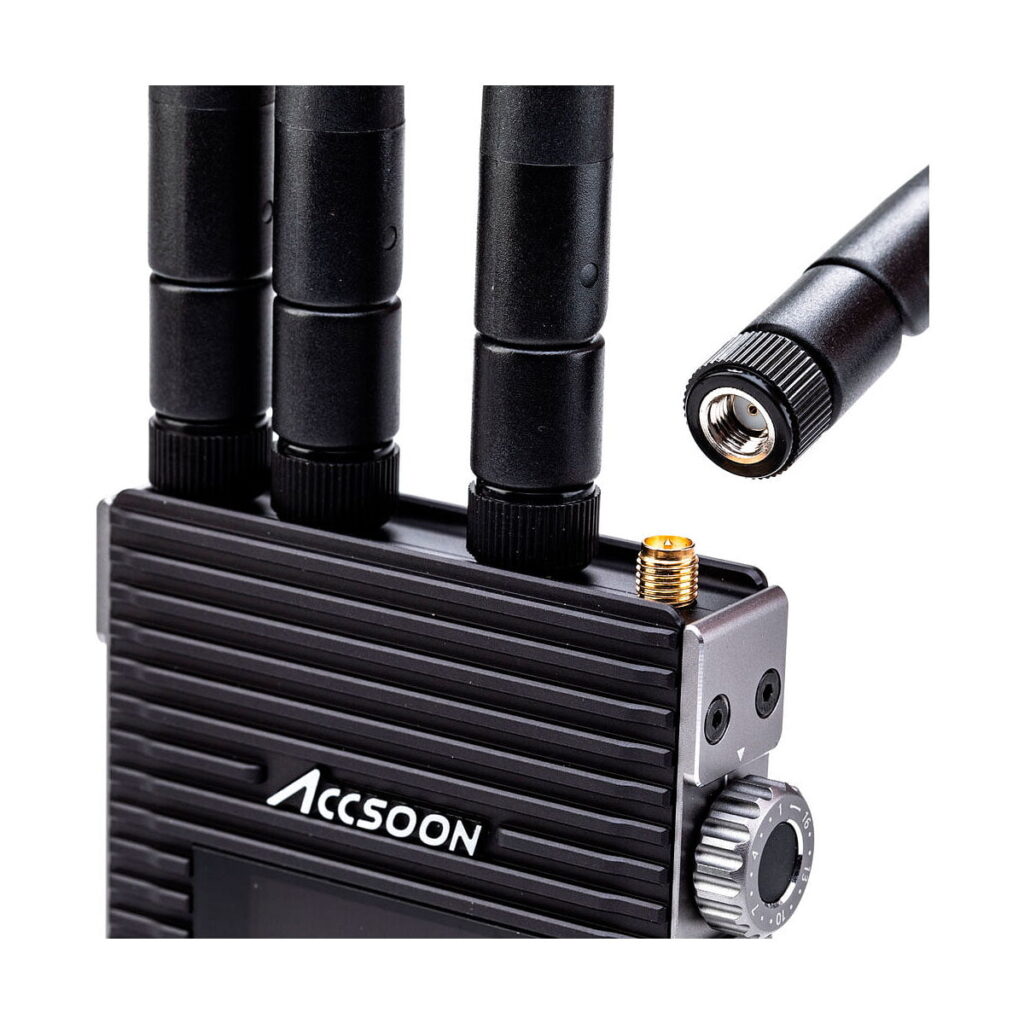 Accsoon_CineEye_2_Pro_007 Lähikuvassa mustasta Accsoon CineEye 2 PRO 2.4 & 5GHz WiFi Transmitter HDMI -lähettimestä näkyy kolme antennia kiinnitettynä, neljäs on kytkemässä, ja liittimen yksityiskohdat ja kuvioitu pinta korostuvat.