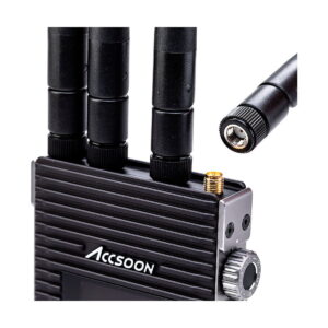 Accsoon_CineEye_2_Pro_007 Lähikuvassa mustasta Accsoon CineEye 2 PRO 2.4 & 5GHz WiFi Transmitter HDMI -lähettimestä näkyy kolme antennia kiinnitettynä, neljäs on kytkemässä, ja liittimen yksityiskohdat ja kuvioitu pinta korostuvat.