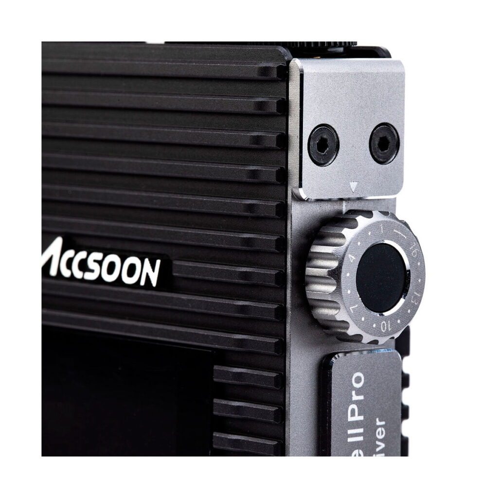 Accsoon_CineEye_2_Pro_008 Lähikuva Accsoon CineEye 2 PRO 2.4 & 5GHz WiFi Transmitter HDMI:stä mustana ja hopeisena, jossa näkyy harjakuvioitu nuppi, jossa on numeroidut asetukset, kaksi pientä porttia yläpuolella ja osa Accsoonin logosta vasemmalla puolella.