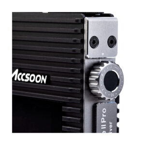 Accsoon_CineEye_2_Pro_008 Lähikuva Accsoon CineEye 2 PRO 2.4 & 5GHz WiFi Transmitter HDMI:stä mustana ja hopeisena, jossa näkyy harjakuvioitu nuppi, jossa on numeroidut asetukset, kaksi pientä porttia yläpuolella ja osa Accsoonin logosta vasemmalla puolella.