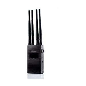 Accsoon_CineEye_2_Pro_010 Accsoon CineEye 2 PRO 2.4 & 5GHz WiFi Transmitter HDMI on musta langaton videolaite, jossa on kolme korkeaa antennia, pieni näyttö ja ohjauspainikkeet, jotka näkyvät pystyssä valkoisella pohjalla.