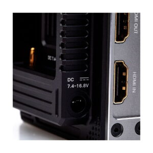 Accsoon_CineEye_2_Pro_011 Lähikuva Accsoon CineEye 2 PRO 2.4 & 5GHz WiFi Transmitter HDMI -lähettimestä, jossa näkyy DC-virtasyöttö, jossa on merkintä 7,4-16,8V, ja kaksi HDMI-porttia, joissa on merkinnät HDMI OUT ja HDMI IN sen metallisessa paneelissa.