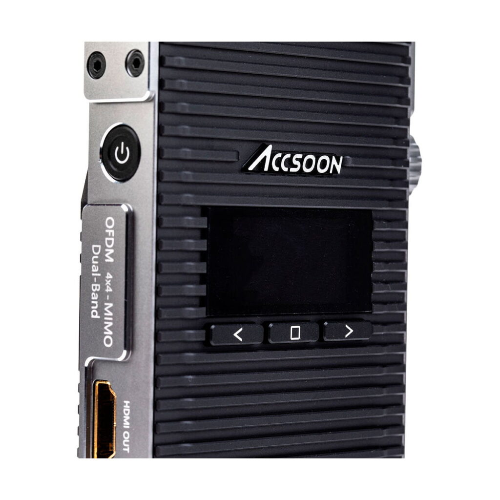 Accsoon_CineEye_2_Pro_014 Lähikuva Accsoon CineEye 2 PRO 2.4 & 5GHz WiFi Transmitter HDMI -lähettimestä, jossa näkyy sen uurrettu rakenne, näyttö, navigointi- ja virtapainikkeet sekä merkityt portit, kuten HDMI OUT ja OFDM 4x4 MIMO Dual-Band.