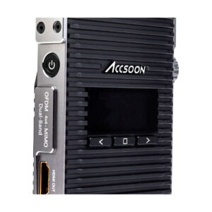 Accsoon_CineEye_2_Pro_014 Lähikuva Accsoon CineEye 2 PRO 2.4 & 5GHz WiFi Transmitter HDMI -lähettimestä, jossa näkyy sen uurrettu rakenne, näyttö, navigointi- ja virtapainikkeet sekä merkityt portit, kuten HDMI OUT ja OFDM 4x4 MIMO Dual-Band.