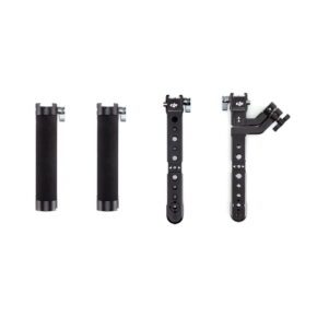 DJI-R-Twist-Grip-Dual-Handle-for-RS-2-RSC-2-05 Neljä DJI R Twist Grip Dual Handle -lisävarustetta RS 2:lle ja RSC 2:lle, mukaan lukien kaksi kahvaa, suora varsi ja L-muotoinen kiinnike, jossa on DJI-logo, järjestettynä riviin valkoisella pohjalla.