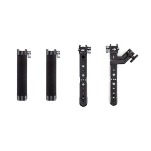 Neljä DJI R Twist Grip Dual Handle -lisävarustetta RS 2:lle ja RSC 2:lle, mukaan lukien kaksi kahvaa, suora varsi ja L-muotoinen kiinnike, jossa on DJI-logo, järjestettynä riviin valkoisella pohjalla.