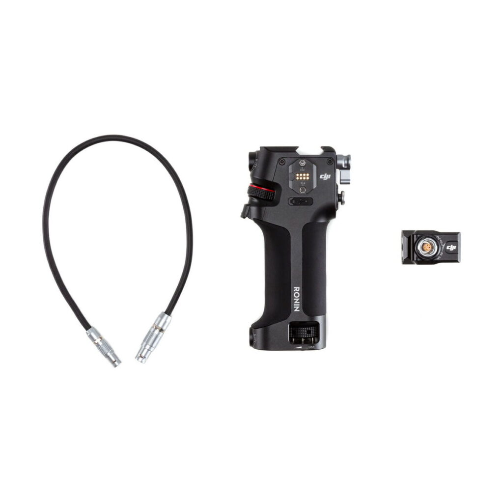DJI-Tethered-Control-Handle-for-RS-2-01 DJI Tethered Control Handle for RS 2, musta kardaanikahva, lyhyt musta kaapeli, jonka molemmissa päissä on metalliliittimet, ja pieni suorakulmainen kameran lisävaruste näkyvät valkoisella pohjalla.