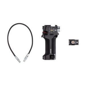 DJI-Tethered-Control-Handle-for-RS-2-01 DJI Tethered Control Handle for RS 2, musta kardaanikahva, lyhyt musta kaapeli, jonka molemmissa päissä on metalliliittimet, ja pieni suorakulmainen kameran lisävaruste näkyvät valkoisella pohjalla.
