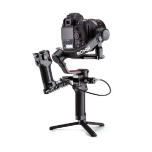 DJI-Tethered-Control-Handle-for-RS-2-04 Musta DSLR-kamera on kiinnitetty DJI Tethered Control Handle for RS 2 -ohjauskahvaan jalustan jalat ojennettuina, mikä mahdollistaa vakaan käsivaralta ohjaamisen sujuvia video- ja valokuvauskuvia varten.