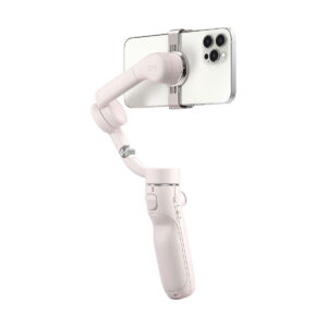 DJi_OM_5_Sunset_White_006 Valkoinen älypuhelin on asennettu vaakasuoraan DJI OM 5 vakaaja älypuhelimille - Valkoinen, vaaleanpunainen käsikannettava gimbal-stabilisaattori sujuvaan videokuvaukseen ja valokuvaukseen, joka on asetettu tavallista valkoista taustaa vasten.