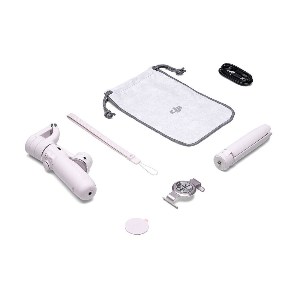 DJi_OM_5_Sunset_White_008 A DJI OM 5 vakaaja älypuhelimille - Valkoinen sekä mukana tulevat jalusta, kantopussi, USB-kaapeli, rannehihna, magneettinen puhelinpidike ja pyöreä metallikiinnike järjestettyinä valkoiselle pinnalle.