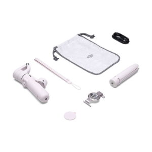 DJi_OM_5_Sunset_White_008 A DJI OM 5 vakaaja älypuhelimille - Valkoinen sekä mukana tulevat jalusta, kantopussi, USB-kaapeli, rannehihna, magneettinen puhelinpidike ja pyöreä metallikiinnike järjestettyinä valkoiselle pinnalle.