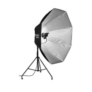 Elinchrom Rotalux 150cm Indirect Softbox on suuri musta ja hopeinen kahdeksankulmainen studiovalaistuksen softbox, joka on asennettu pyörillä varustettuun jalustaan.
