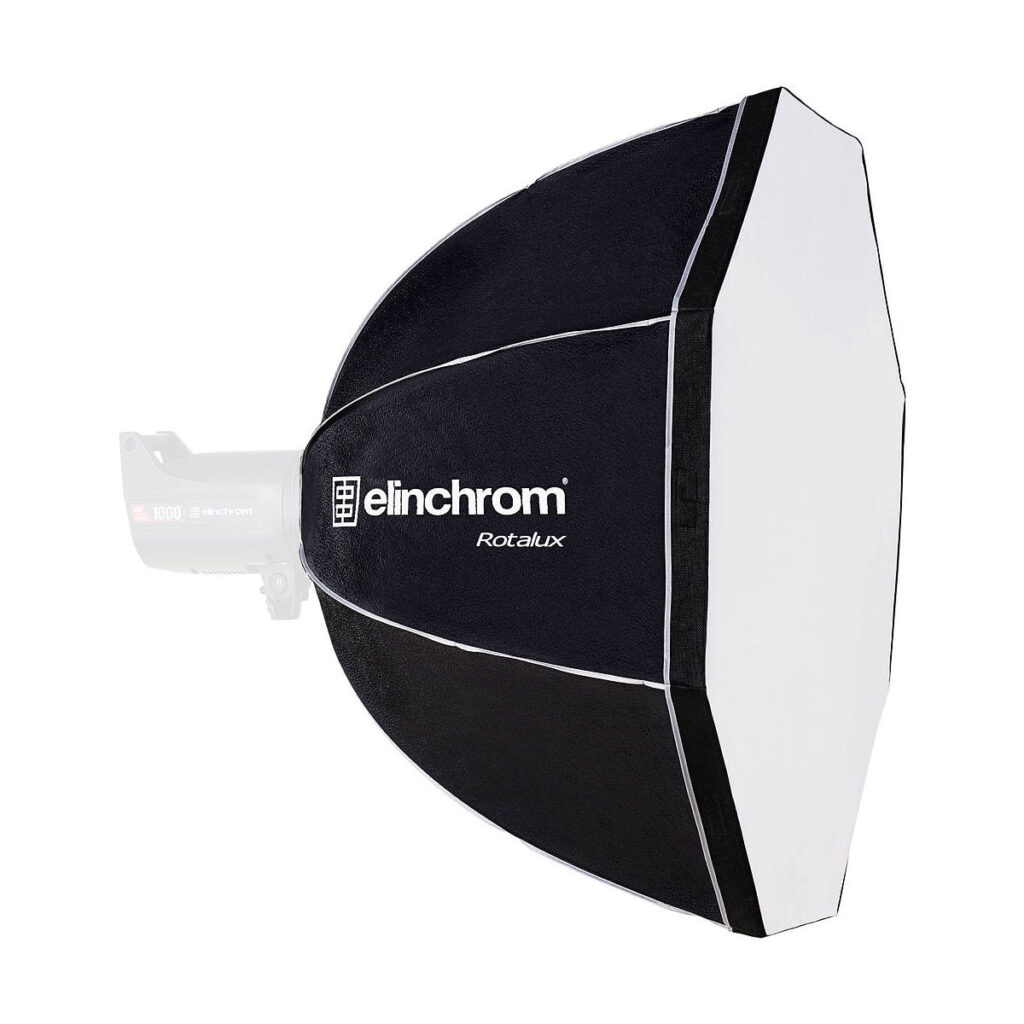 Elinchrom_Rotalux_Deep_Octabox_100cm_001 Elinchrom Rotalux Deep Octabox 100cm, mustavalkoinen kahdeksankulmainen softbox-valonmuokkain, on kiinnitetty studiovaloon ja kuvattu valkoista taustaa vasten.