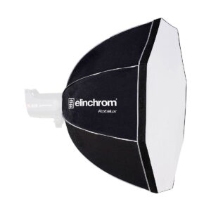 Elinchrom_Rotalux_Deep_Octabox_100cm_001 Elinchrom Rotalux Deep Octabox 100cm, mustavalkoinen kahdeksankulmainen softbox-valonmuokkain, on kiinnitetty studiovaloon ja kuvattu valkoista taustaa vasten.