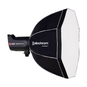 Elinchrom_Rotalux_Deep_Octabox_70cm_001 Studiostroboskooppivalaisin, johon on kiinnitetty Elinchrom Rotalux Deep Octabox 70cm softbox-diffuusori, jossa näkyy Elinchromin tuotemerkki ja Rotalux-mallin nimi kahdeksankulmaisessa softboxissa.