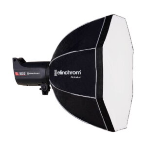 Elinchrom_Rotalux_Deep_Octabox_70cm_001 Studiostroboskooppivalaisin, johon on kiinnitetty Elinchrom Rotalux Deep Octabox 70cm softbox-diffuusori, jossa näkyy Elinchromin tuotemerkki ja Rotalux-mallin nimi kahdeksankulmaisessa softboxissa.