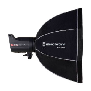 Elinchrom_Rotalux_Deep_Octabox_70cm_002 Musta studiostroboskooppivalaisin näkyy sivulta, ja siihen on kiinnitetty Elinchrom Rotalux Deep Octabox 70cm, jossa näkyy Elinchromin logo softboxissa ja mallin tiedot valaisimen rungossa.